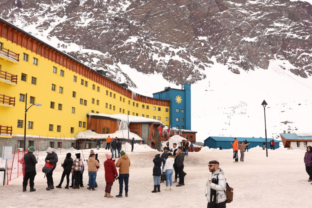 Entrada frontal do Hotel Portillo no Chile na temporada de inverno.