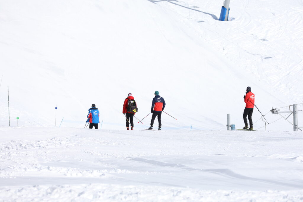 Esquiadores no centro de Ski Portillo no Chile