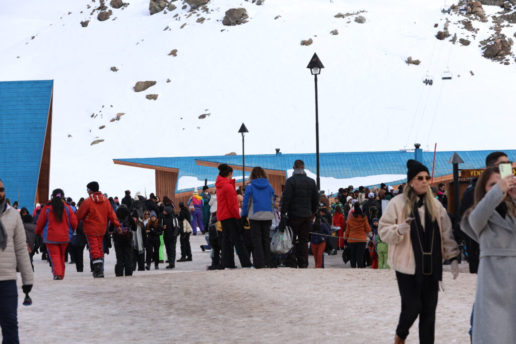 Mirante da Laguna del Inca no auge da alta temporada de inverno em horário de pico.