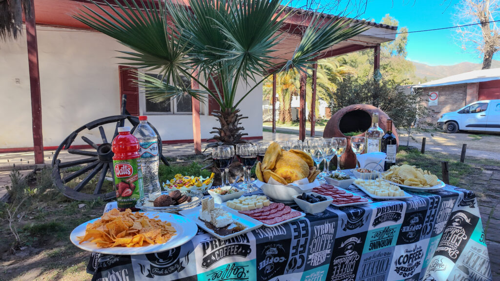 Mesa de Picnic ao ar livre com petiscos tipicos, frios, vinho, suco, água e snacks no tour a Portillo no Chile