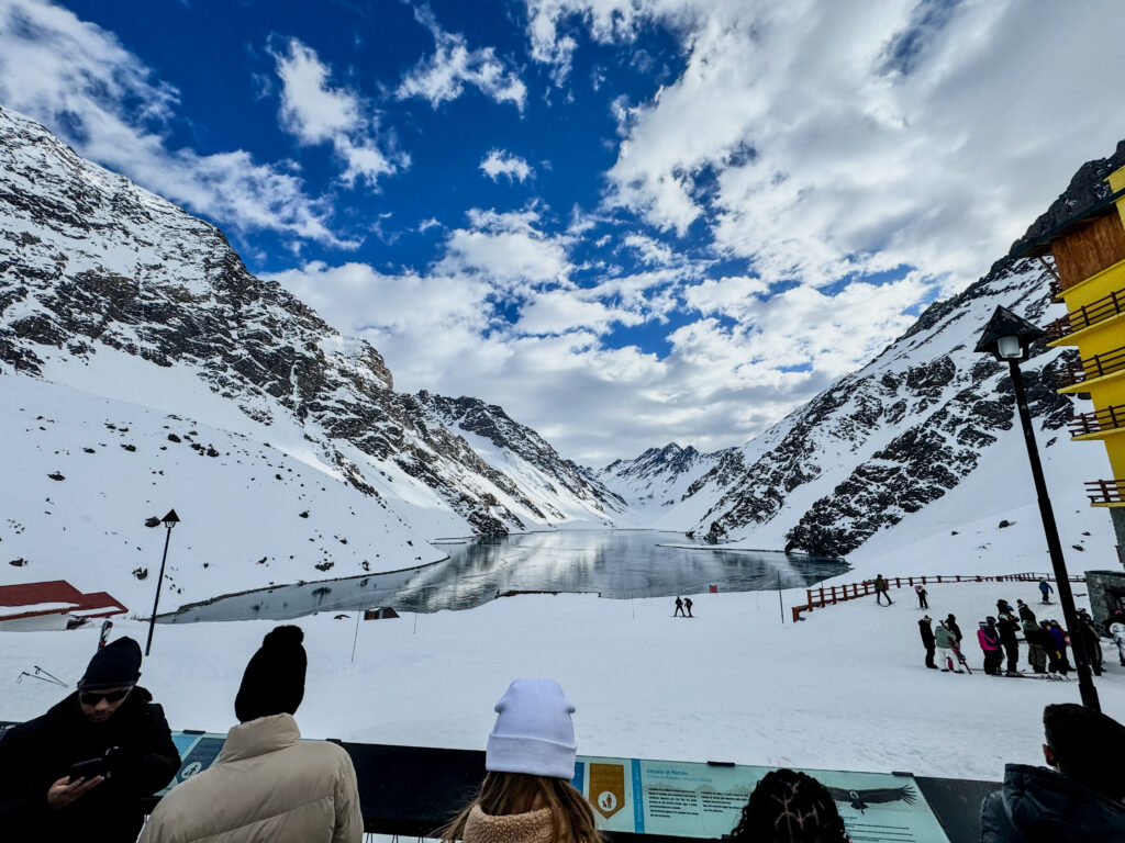 Miranta da Laguna del Inca em Portillo no inverno