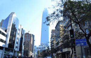 Vista à distância do Sky Costanera no Chile