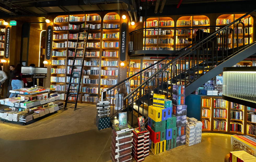 Vista de estante de livros em livraria no MUT