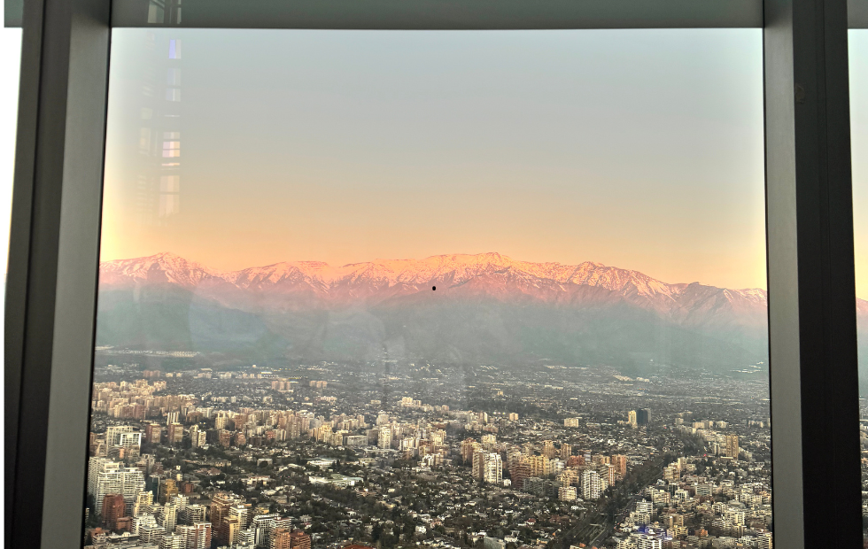 Vista de Santiago do mirante do Sky Costanera no Chile