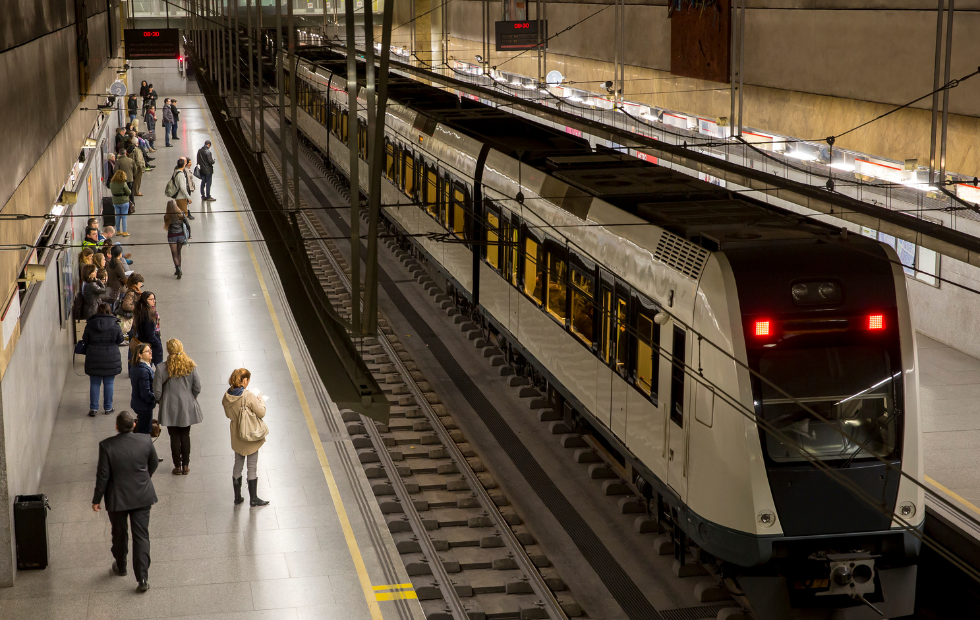 Metrô parado na plataforma - Tudo o que precisa saber antes de vir ao Chile